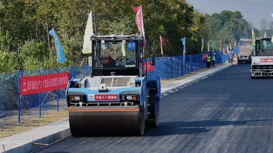 الصين تنجز تعبيد أول طريق بالروبوتات و بدون تدخل بشري