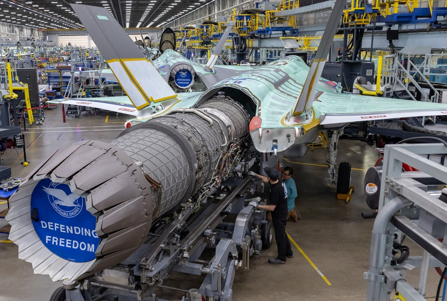 تجميع محرك المقاتلة F-35 في منشأة لينافوري بفنلندا