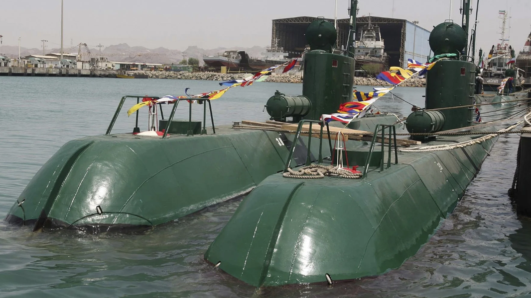 ما هي غواصات فاتح و غدير التي نشرتها إيران في مضيق هرمز وبحر عمان؟