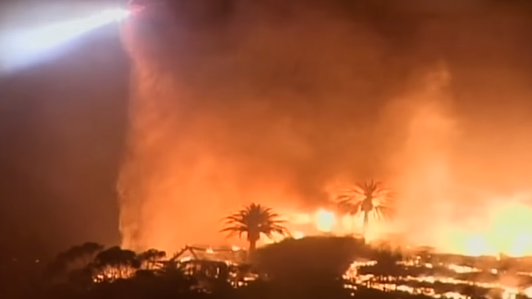 ما أسباب الحرائق الضخمة في لوس أنجلوس وهوليوود؟